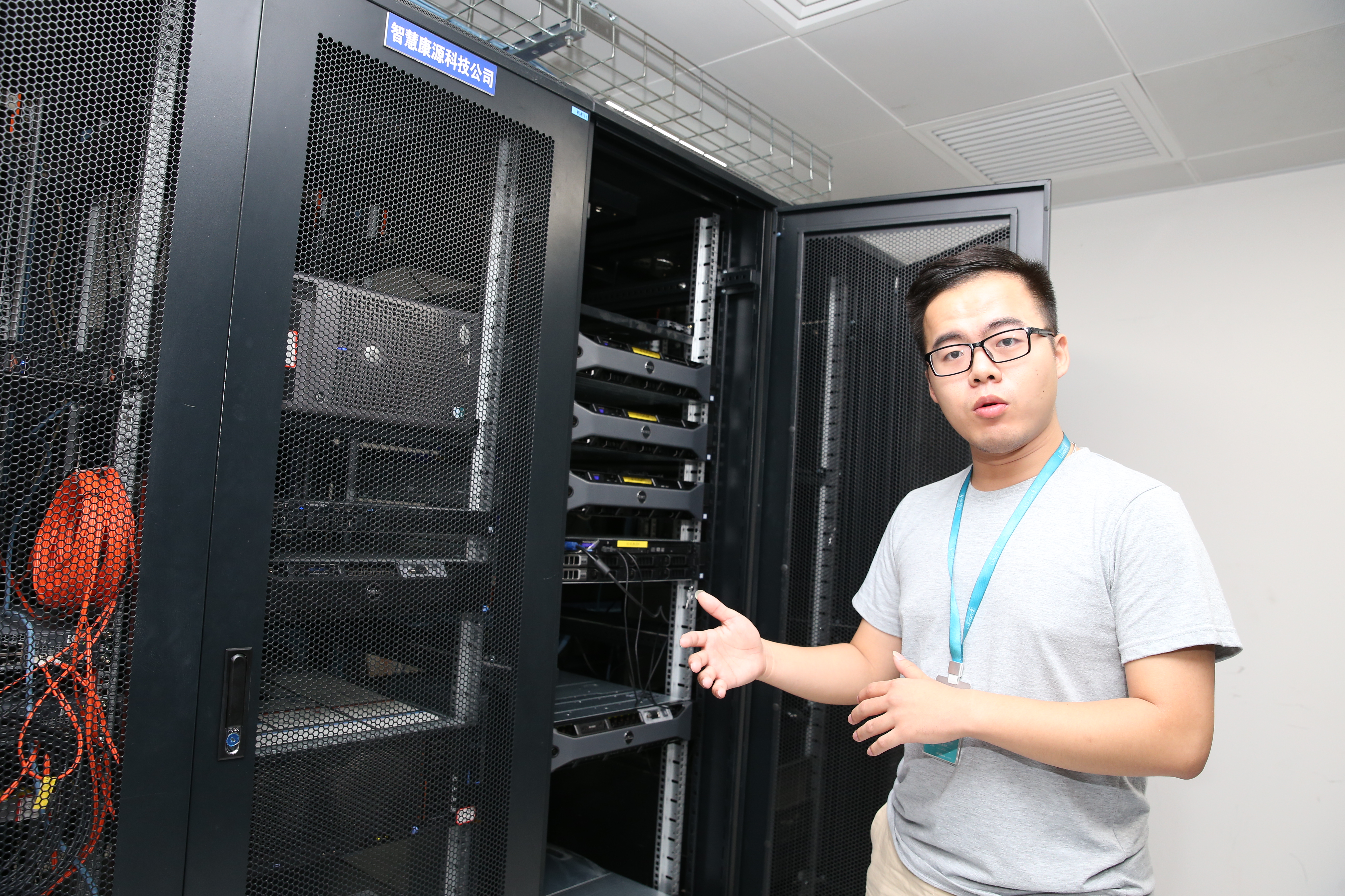 康源研究院研发人员带着智能心电产品随义诊团队进社区，倾听用户反馈，改进产品。